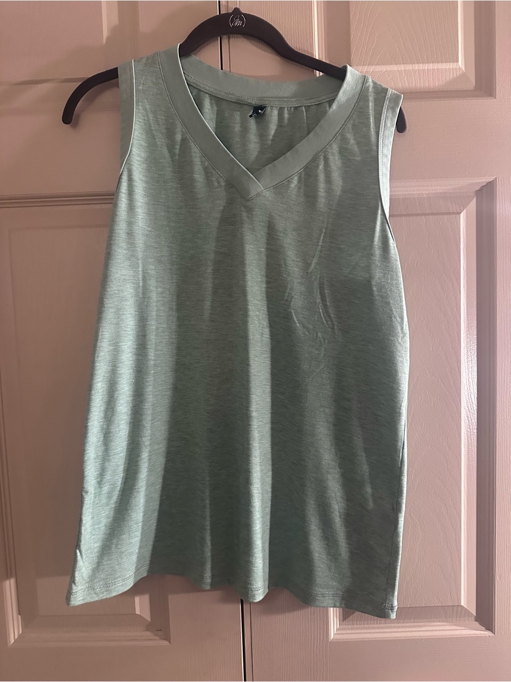 🖤💚💜 NWOT 3-Pack Women’s Sleeveless V-Neck Tank Tops | Medium